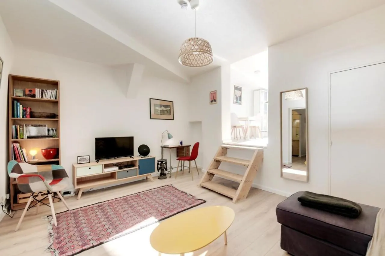 Air-Conditioned Apartment With A Small Furnished Terrace In The City Center Aix-en-Provence