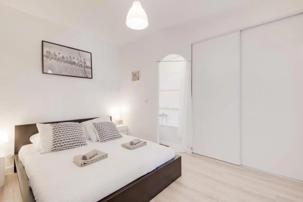 Air-Conditioned Apartment With A Small Furnished Terrace In The City Center Aix-en-Provence